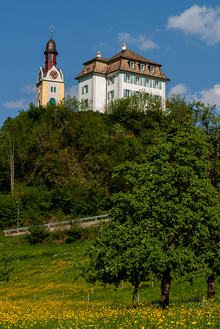 Pfarrkirche und Pfarrhaus in Sattel