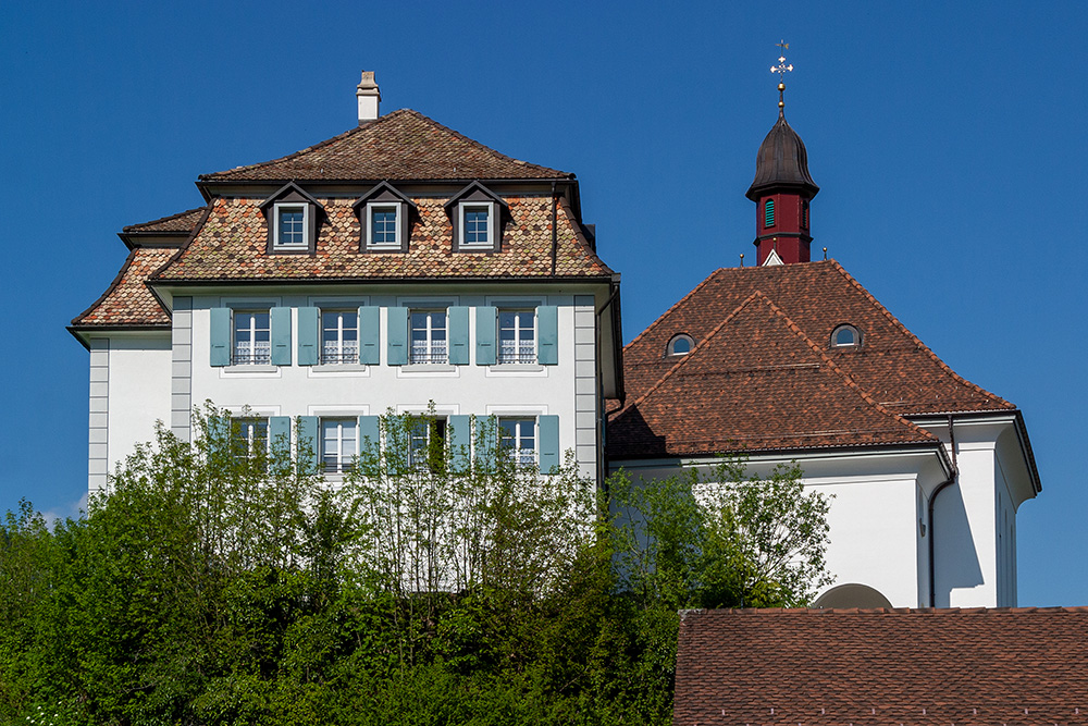 Pfarrkirche und Pfarrhaus in Sattel
