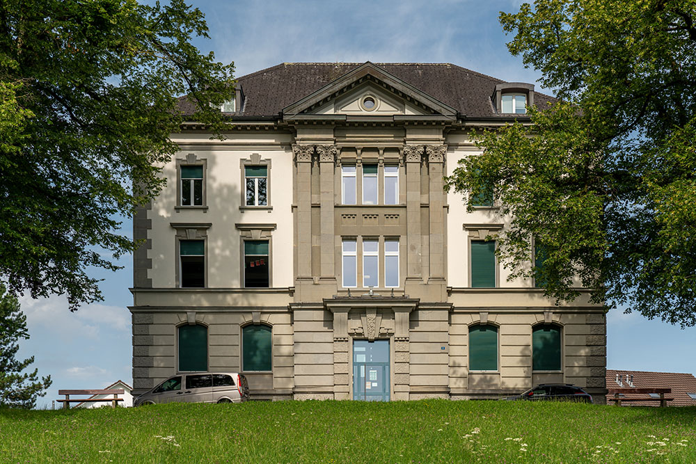 Schulhaus Dorf in Schübelbach