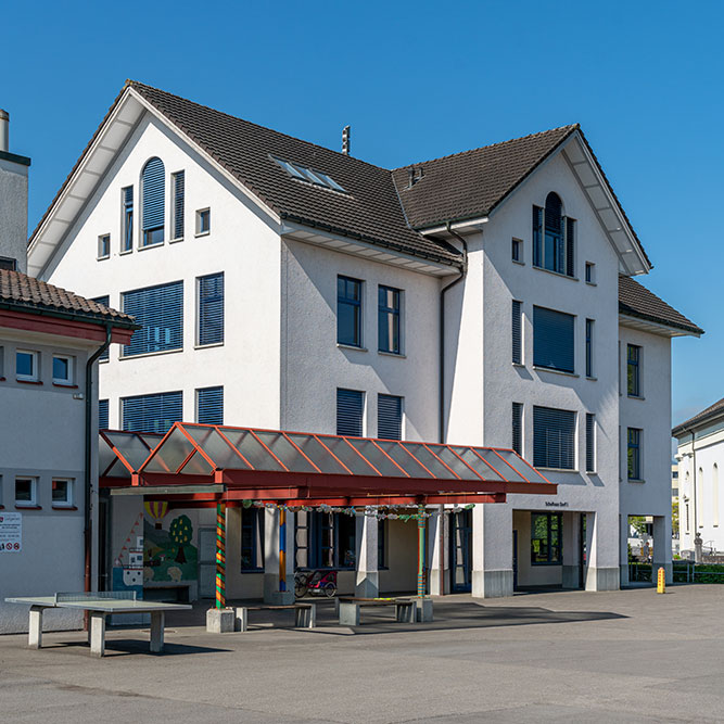 Schulhaus Dorf in Galgenen