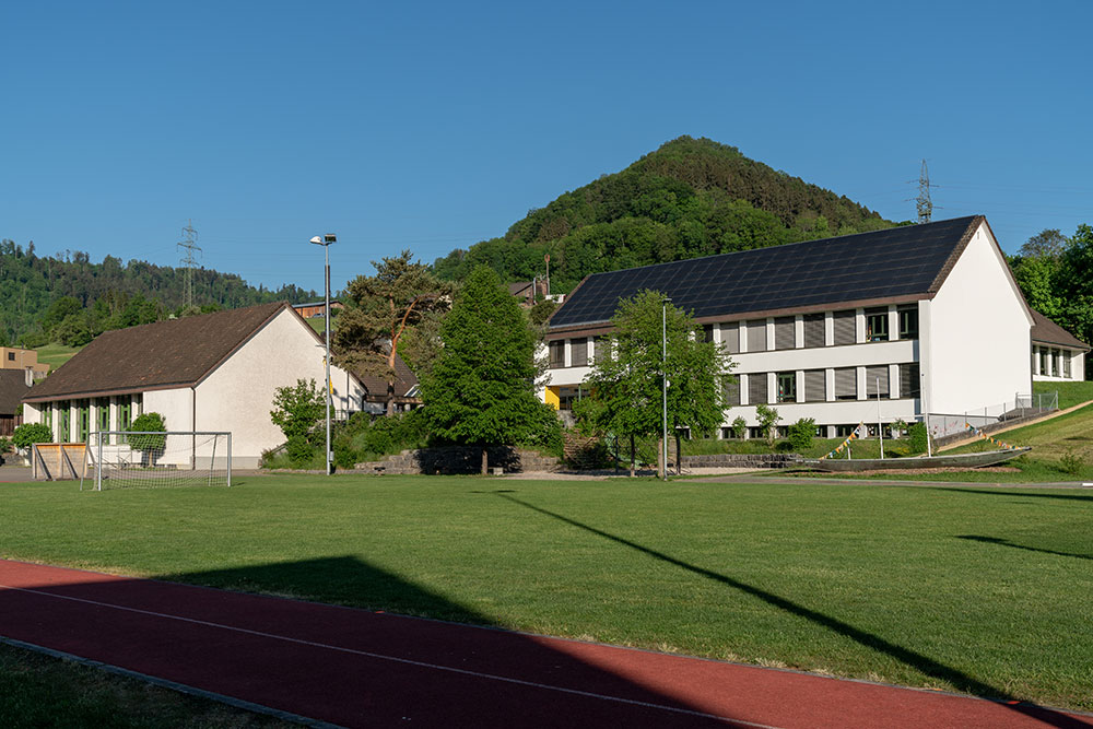 Turnhalle und Schulhaus in Wittnau