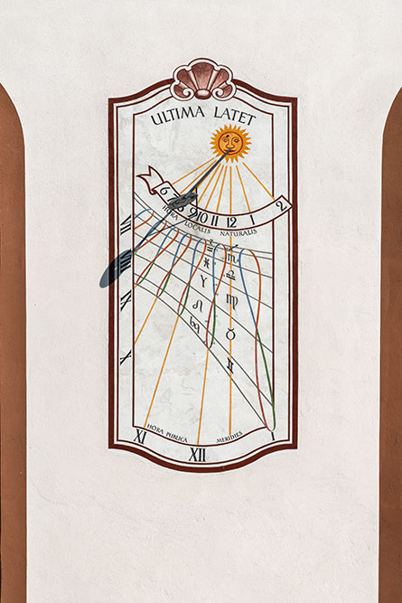 Sonnenuhr an der Kirche St. Remigius in Mettau