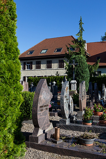 Cimetière et l'école à Fahy