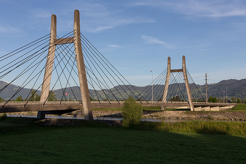 Schrägseilbrücke über dem Neuen Rhein