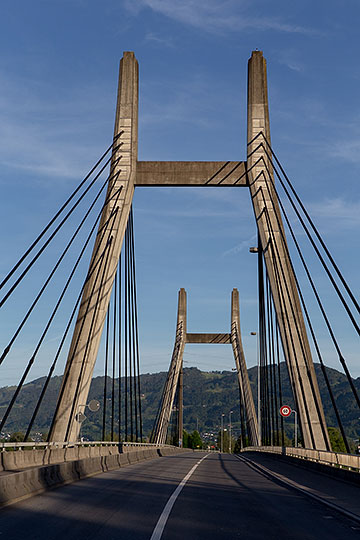 Schrägseilbrücke über dem Neuen Rhein