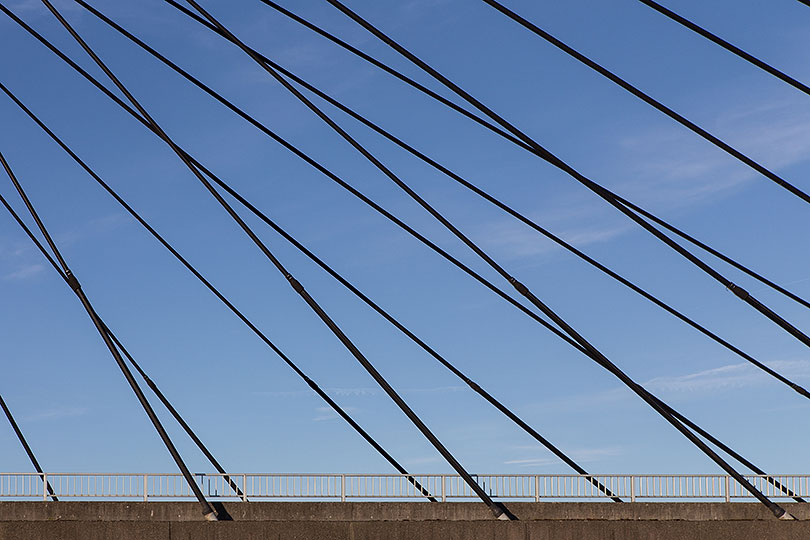 Schrägseilbrücke über dem Neuen Rhein