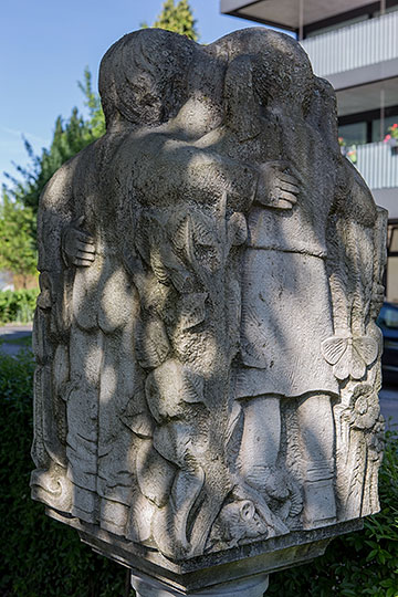 Steinskulptur beim Schulhaus Mitteldorf