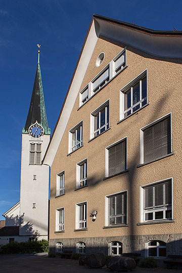 Schulhaus Mitteldorf und reformierte Kirche