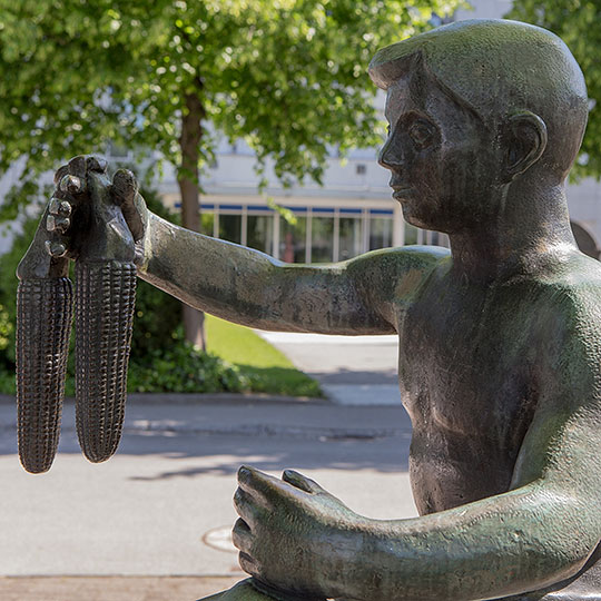 Brunnenfigur - Knabe mit zwei Maiskolben