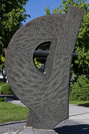 Skulptur vor dem Gemeindehaus