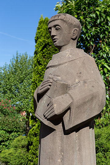 Steinskulptur bei der katholischen Kirche in Diepoldsau