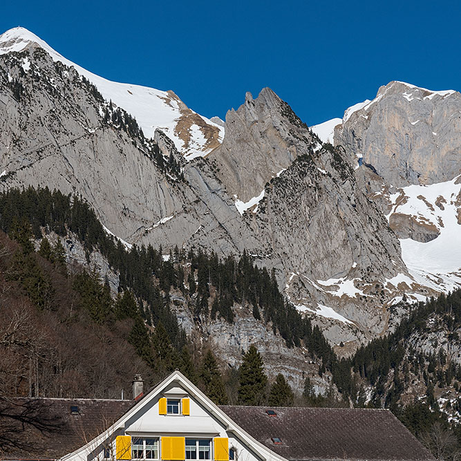 Hausgiebel und Zehenspitz