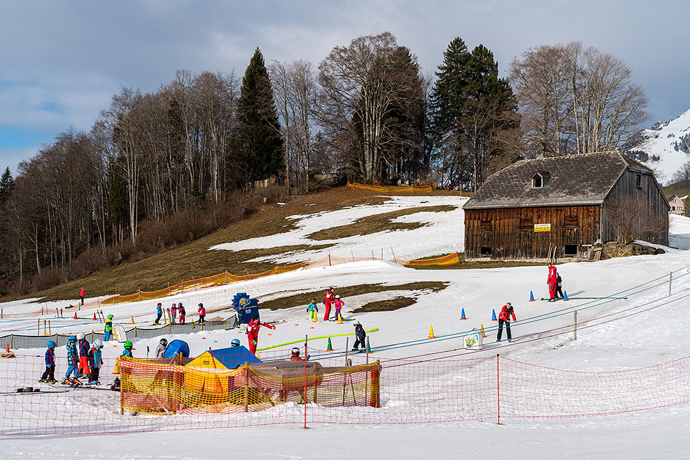 Übungshügel der Skischule