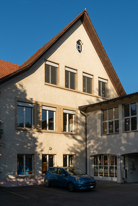 Schulhaus in Zollikerberg