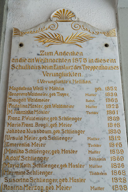 Gedenktafel beim Schulhauseingang