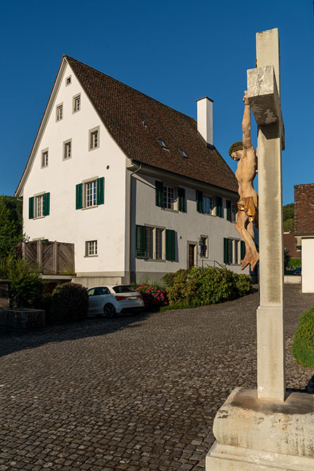 Pfarrhaus und Missionskreuz