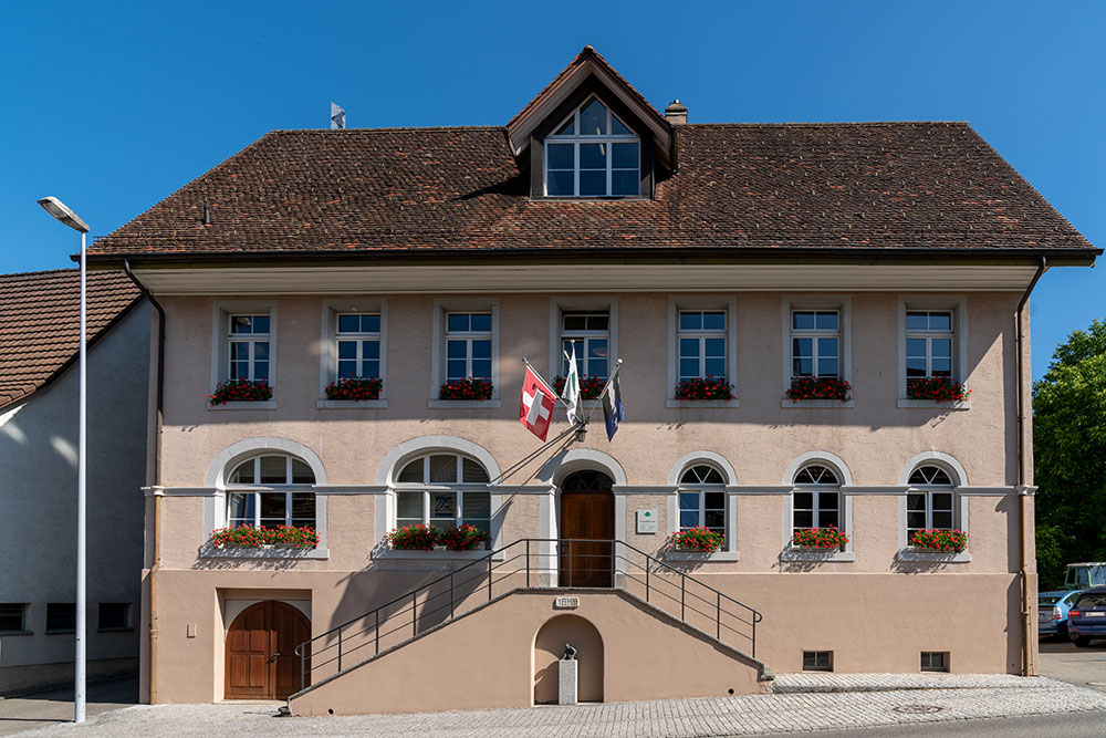 Gemeindeverwaltung und Schulhaus in Schupfart