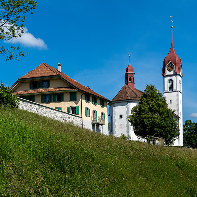 Pfarrhaus und Pfarrkirche in Winikon