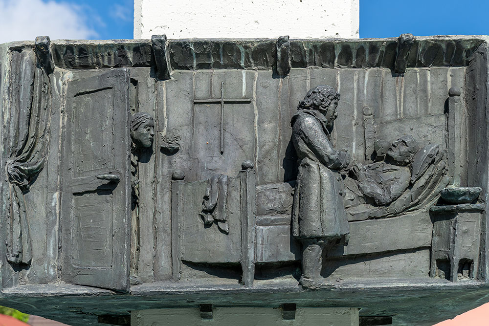 Bronzerelief am Dorfbrunnen