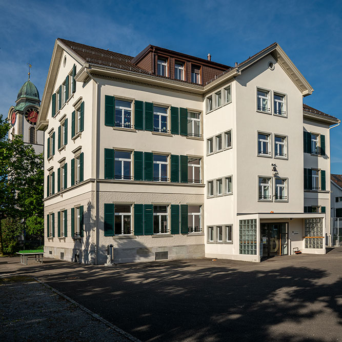 Schulhaus Dorf in Kloten