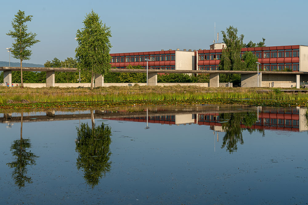 Schulhaus Lindenbühl und Bakisa Weiher