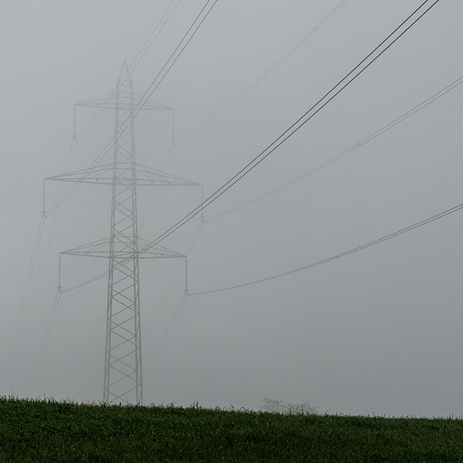 Strommast im Nebel