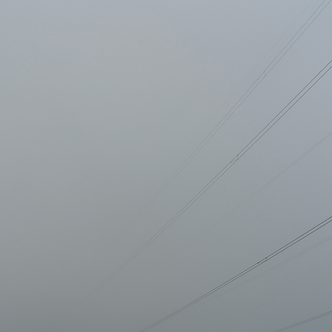 Stromleitung im Nebel