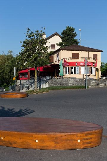 Restaurant Bulls Pub vis-à-vis de la gare de Gland