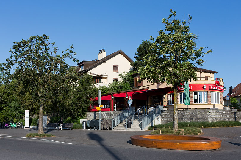 Restaurant Bulls Pub vis-à-vis de la gare de Gland