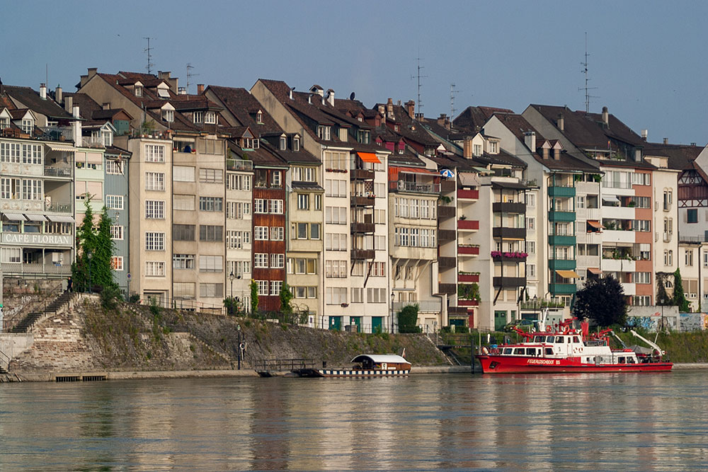Häuserzeile am Rhein mit Feuerlöschboot