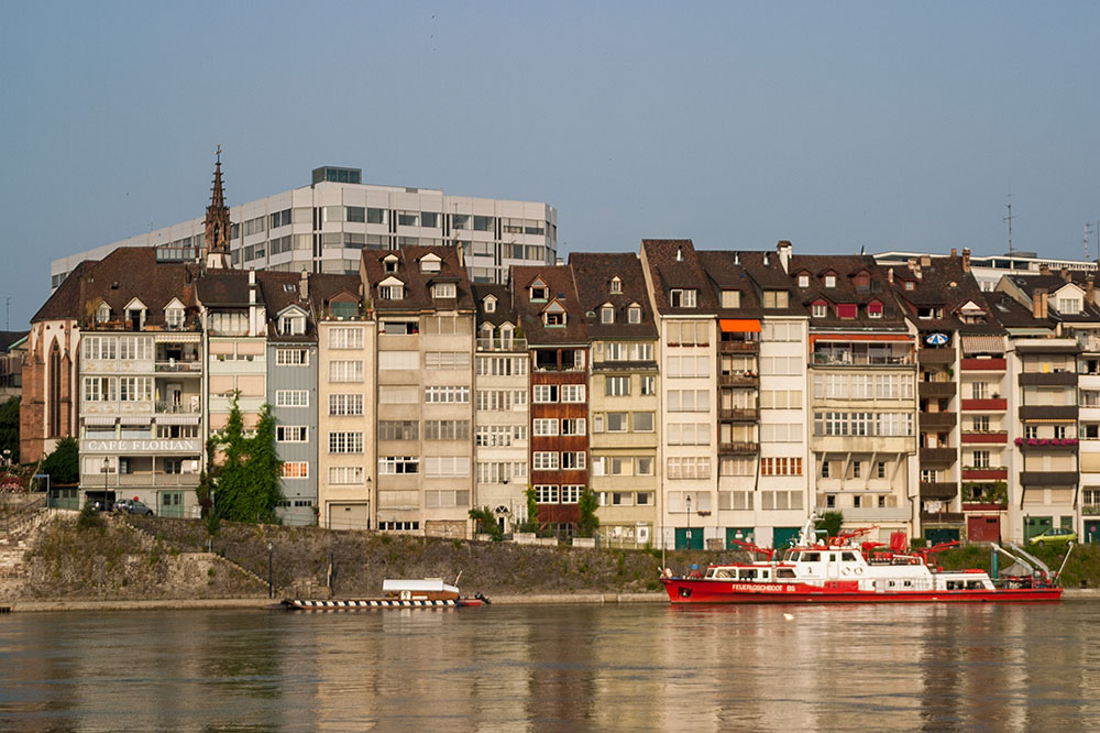 Häuserzeile am Rhein mit Feuerlöschboot