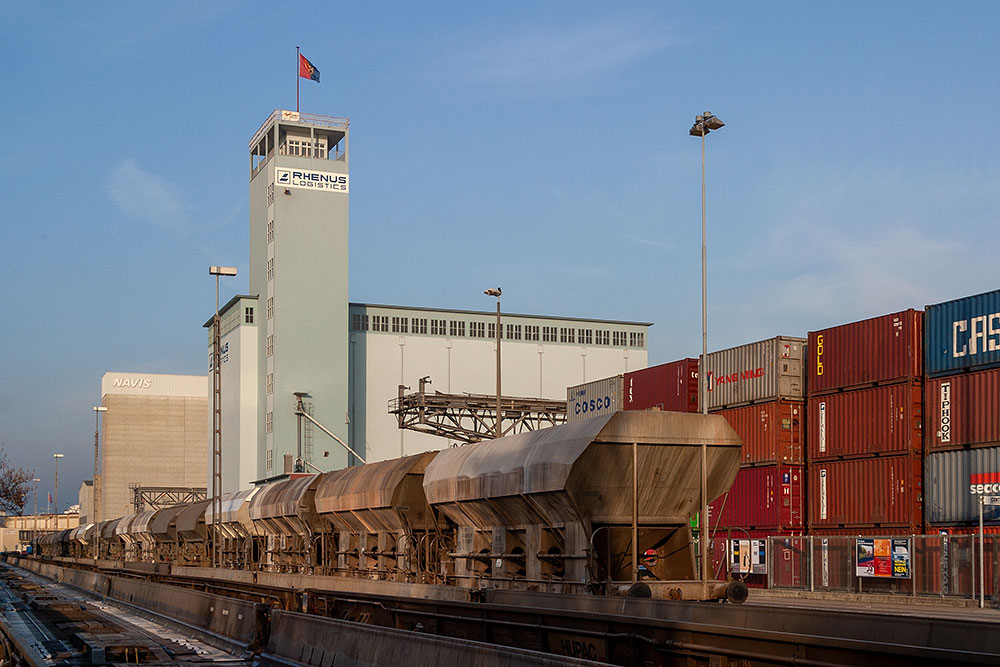 Selbstentladewagen und Container