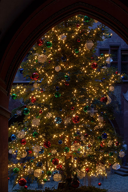 Weihnachtsbaum im Innenhof des Rathauses