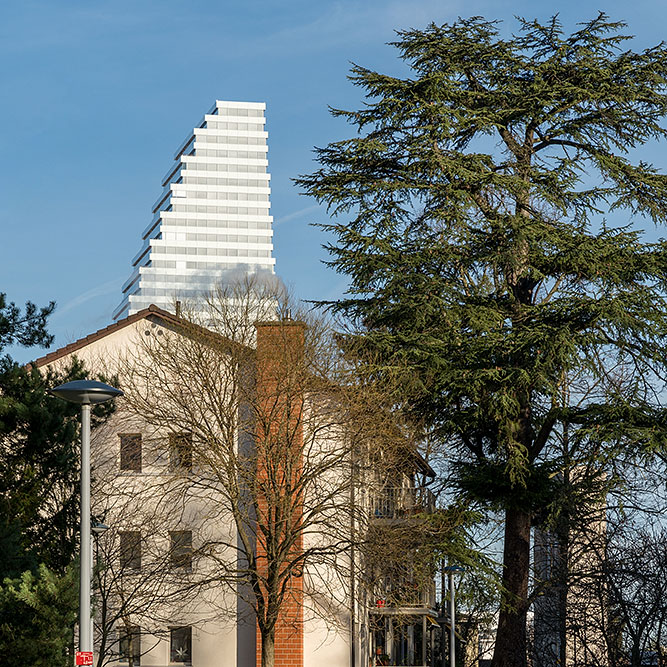 Blick vom Gellertpark hin zum Roche Turm