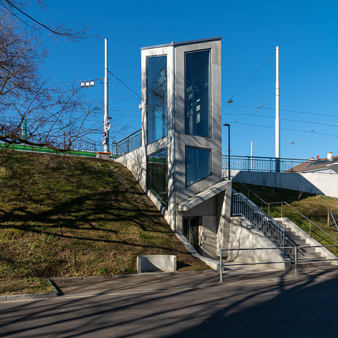 Lift und Treppe