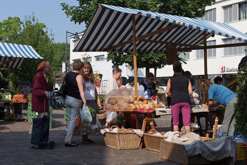 Freitagsmarkt auf dem Dorfplatz in Arlesheim
