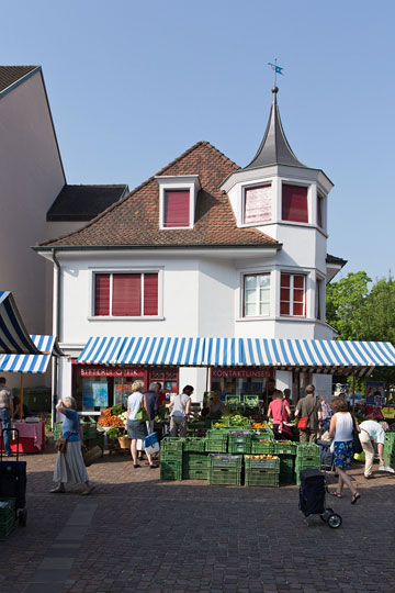 Freitagsmarkt auf dem Dorfplatz in Arlesheim