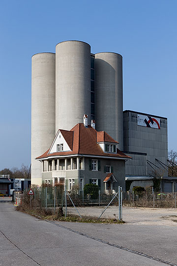 Alioth-Villa und Silos der Holcim