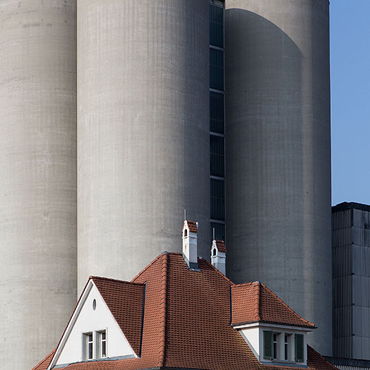 Alioth-Villa und Silos der Holcim