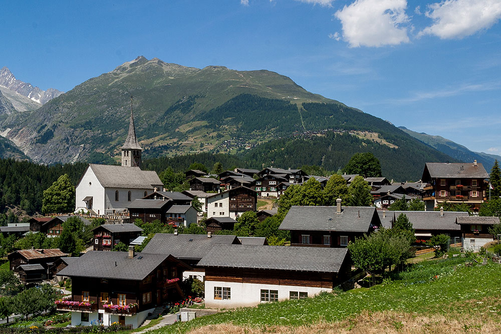 Ernen mit Blick nach Bellwald