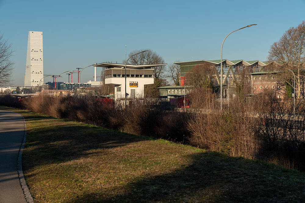 Kraftwerk und Schiffsschleuse