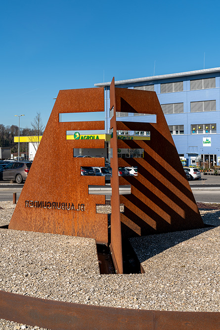 Verkehrskreisel mit Rebe