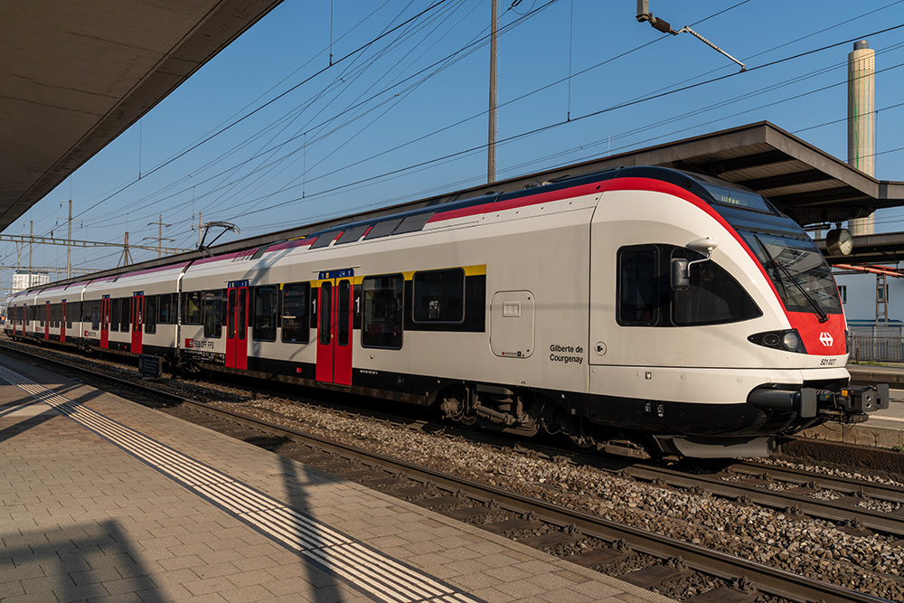 Zug im Bahnhof Pratteln