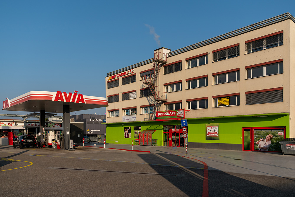 AVIA und Fressnapf