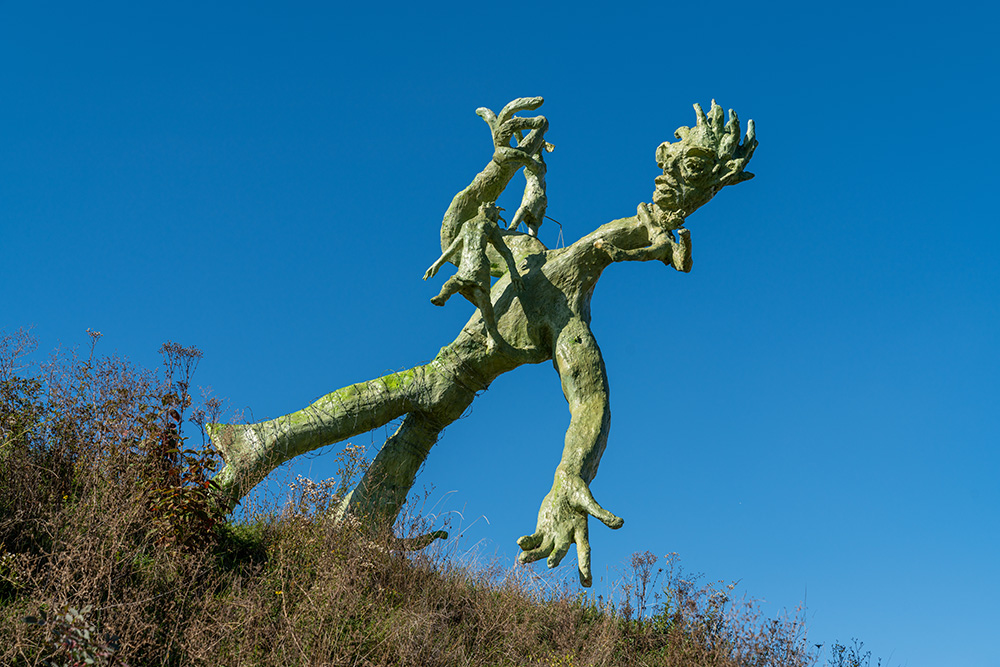 Skulptur am Abgrund