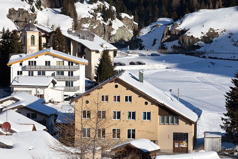 Pfarrkirche Son Giagl und Primarschulhaus in Bivio