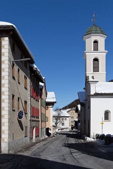 Julierstrasse und Reformierte Kirche in Bivio