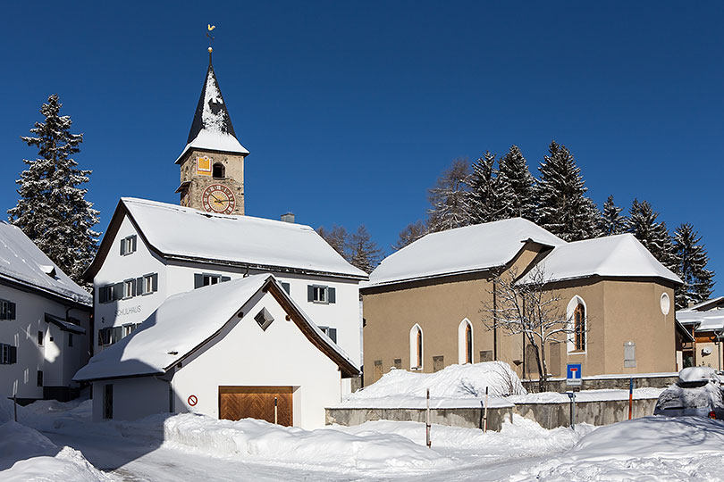 Schulhaus und Kirche in Parpan