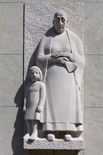 Wandskulptur am Postgebäude