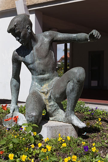 Junge mit Teller Skulptur beim Schulhaus Zulg